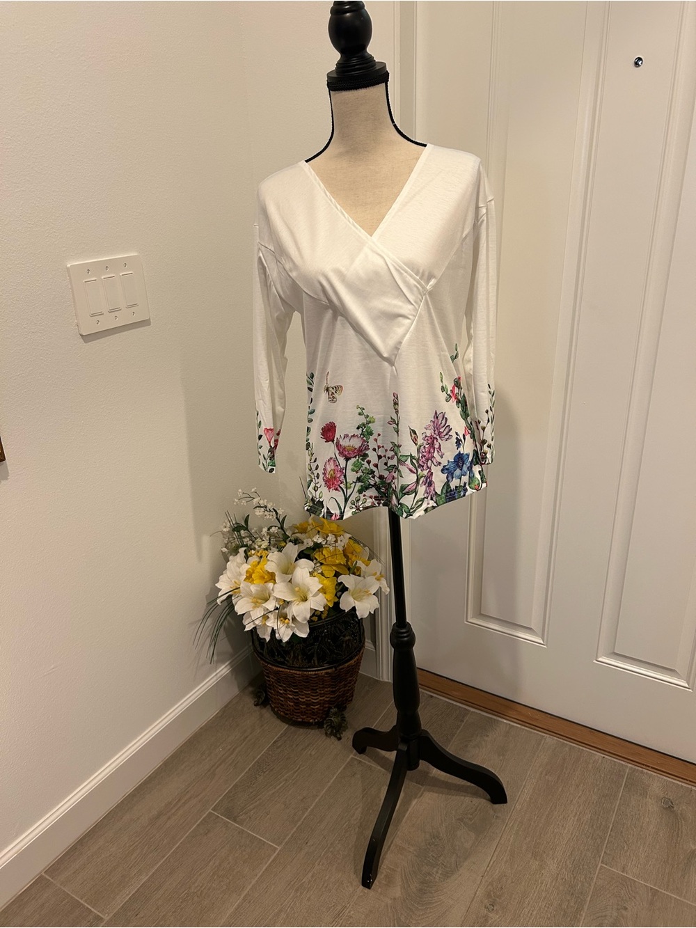 MISSLOOK Women’s Medium cross V-neck 3/4 Sleeves NWOT